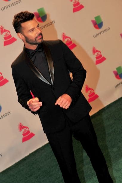 Te llevamos detrás de cámaras y mira todo lo que pasó mientras tus artistas desfilaban por la alfombra verde. 