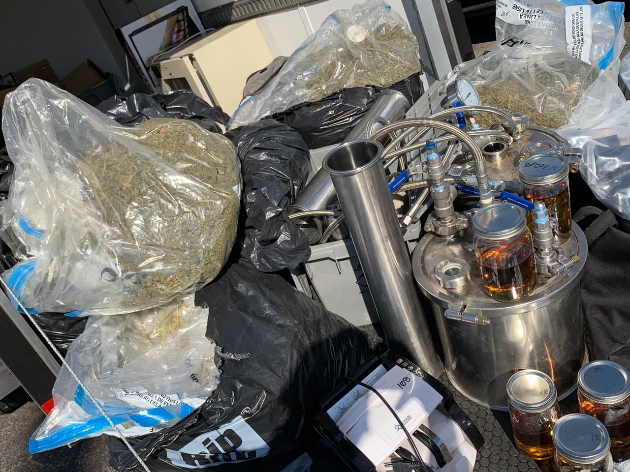 "Me gustaría agradecer a la Fuerza de Tarea de Supresión de Drogas del Condado de Maricopa y a nuestros socios en el Recinto de Black Mountain en el Departamento de Policía de Phoenix por su asociación de colaboración para sacar a estos delincuentes de la calle ", dijo el Sheriff. 
<br>