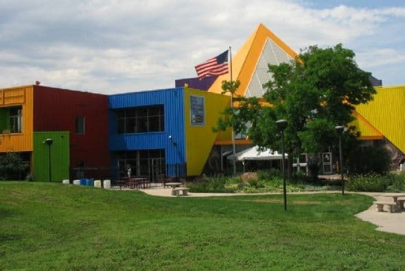 MUSEO DE LOS NI'OS DE DENVER - Con exposiciones permanentes que consisten en 13 "Playscapes", que atienden a diferentes edades e intereses. Estos comienzan con el Centro para el Niño Pequeño, para los recién nacidos a 4 años de edad, mientras que los un poco mayores pueden diseñar y construir.