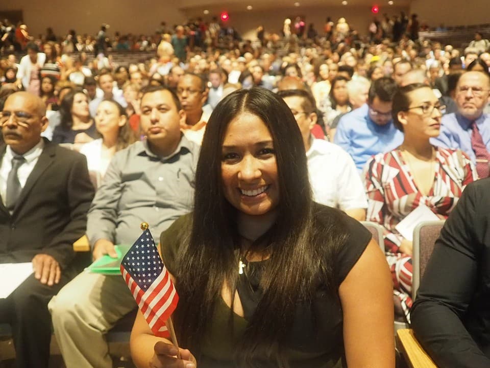 Dulce Matuz durante la ceremonia de ciudadanía en Phoenix, Arizona.