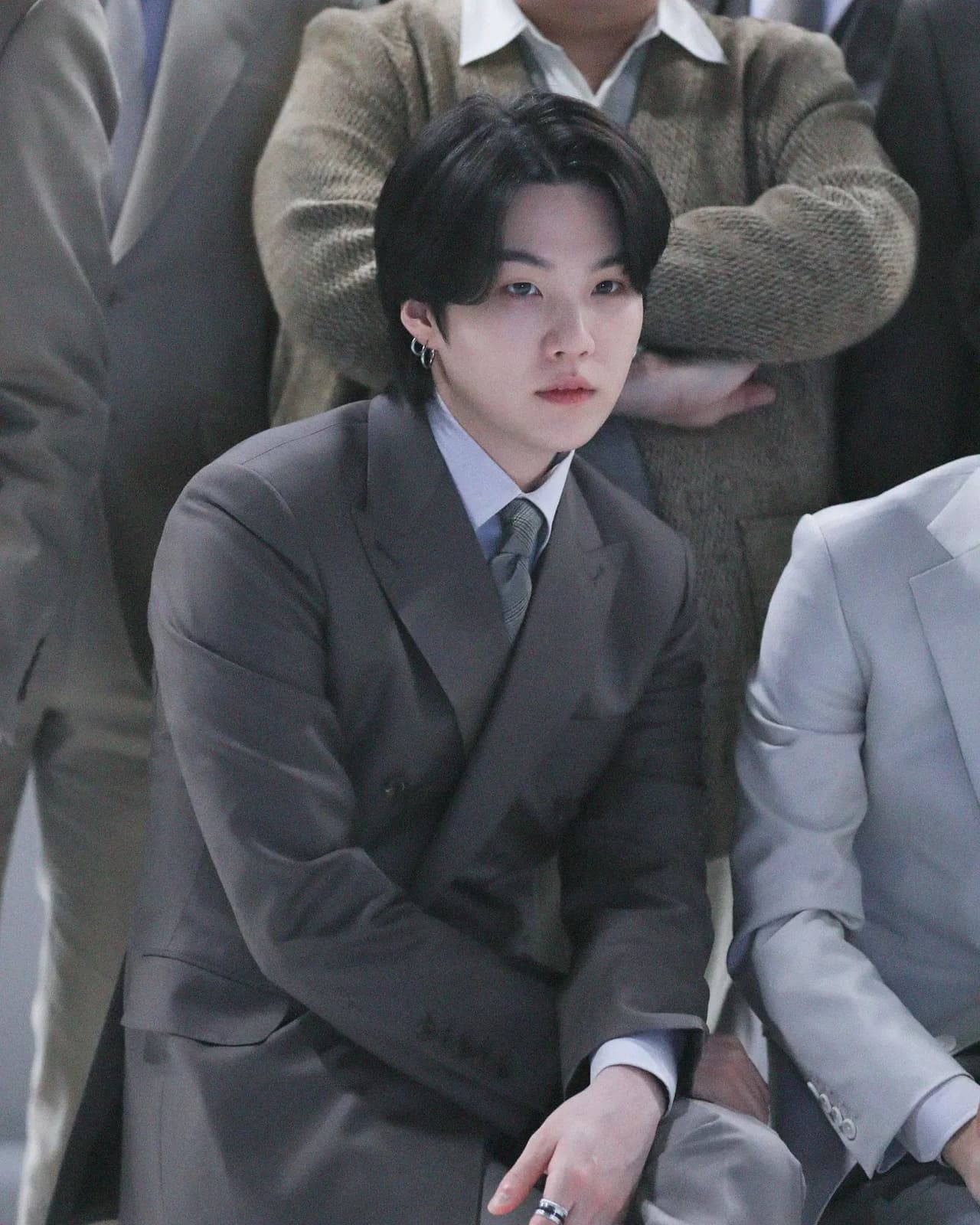 Suga fue otro de los que también decidió usar un sobrenombre, Su nombre real es Min Yoon-gi que en español significa “crece bien y vive bien”. Un dato curioso es que él también es conocido como Agust D.