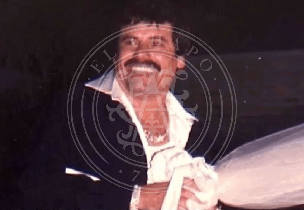 En otra imagen, ‘El Chapo’ sonríe sin ver directamente hacia la cámara. Viste un traje oscuro y una camisa blanca desabotonada que deja ver una cadena en su pecho. “Boda”, la tituló su hija. Aparentemente son las nupcias con su madre.