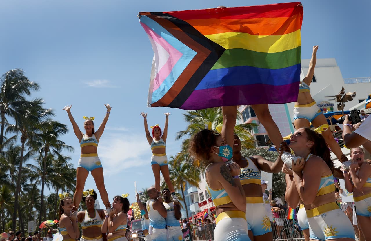 Las personas desfilaren al ritmo de las mezclas musicales de diferentes DJ.