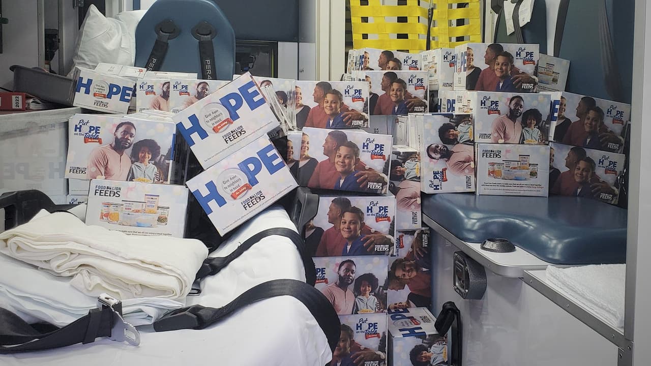 Policía apoya a Food Lion para trasladar alimentos donados para las familias más necesitadas en el condado de Gaston 