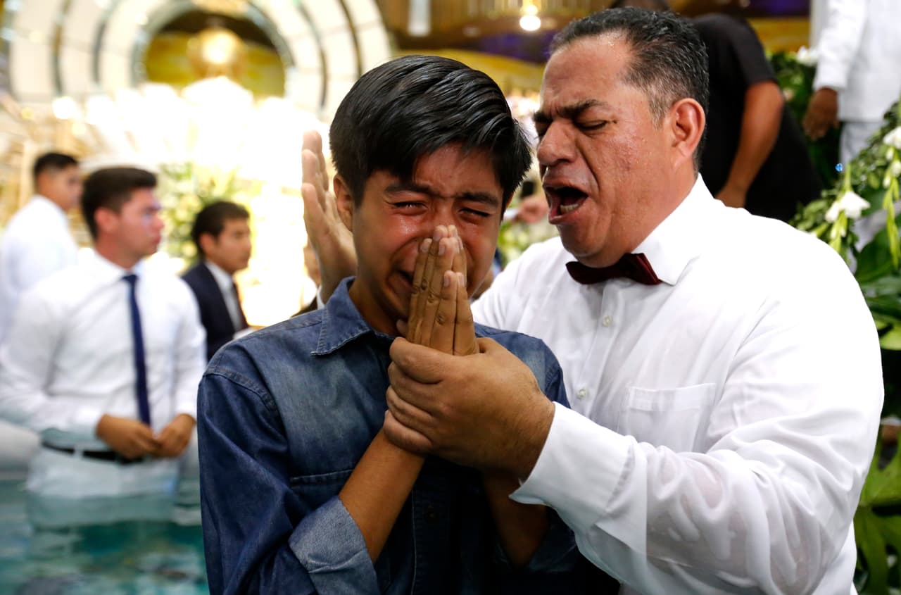 Dentro de sus templos se bautizan cuando cumplen 14 años, reciben al Espíritu Santo, cantan y rompen en llanto de devoción, una característica de las iglesias pentecostales.
