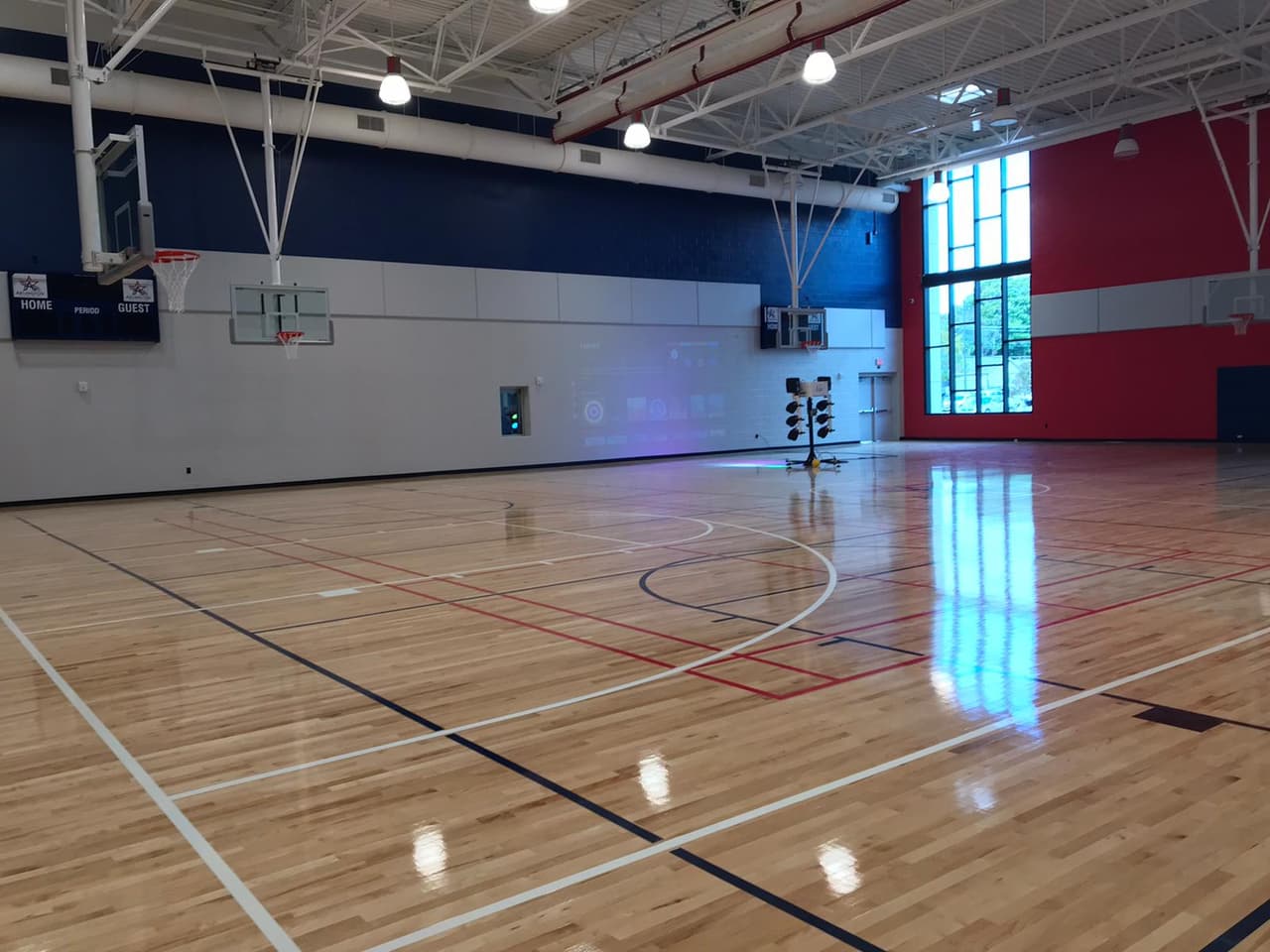 El centro además cuenta con canchas de juego en el interior del lugar.
<br>