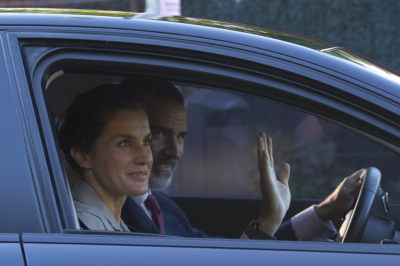 Letizia acompañó a sus hijas a su primer día de clases, después de las vacaciones de verano, y robó miradas con su aparición.