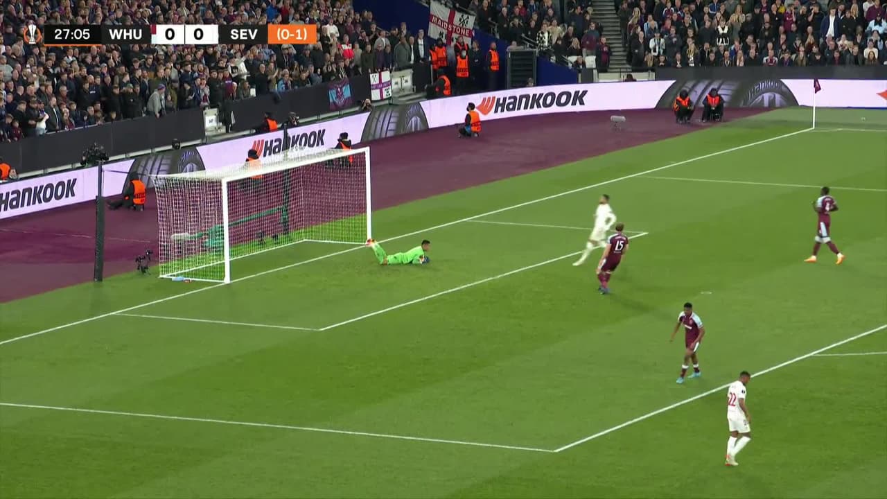 ¡TIRO ATAJADO! disparo por Jules Koundé.