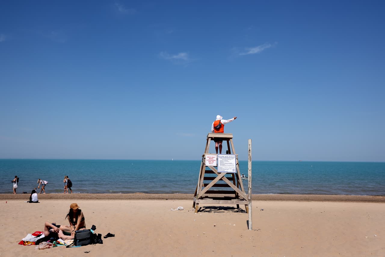 Condiciones de empleo: Los socorristas serán contratados en función de su disponibilidad, pero se espera que trabajen a tiempo completo. Se espera que todos los socorristas trabajen fines de semana y festivos durante todo el verano.
<br>
<br>Escala salarial:
<br>
<br>Socorrista 1 $18.00
<br>Socorrista 2 $19,00
<br>Socorrista 3 $20.00
<br>
<b>Socorrista 4 $21.00</b>
<br>Guardia Senior $22.00
<br>Guardia Senior 2 $23.00
<br>Supervisor $25.00
<br>
<br>** $2.00 por hora de incentivo por 500+ horas trabajadas.