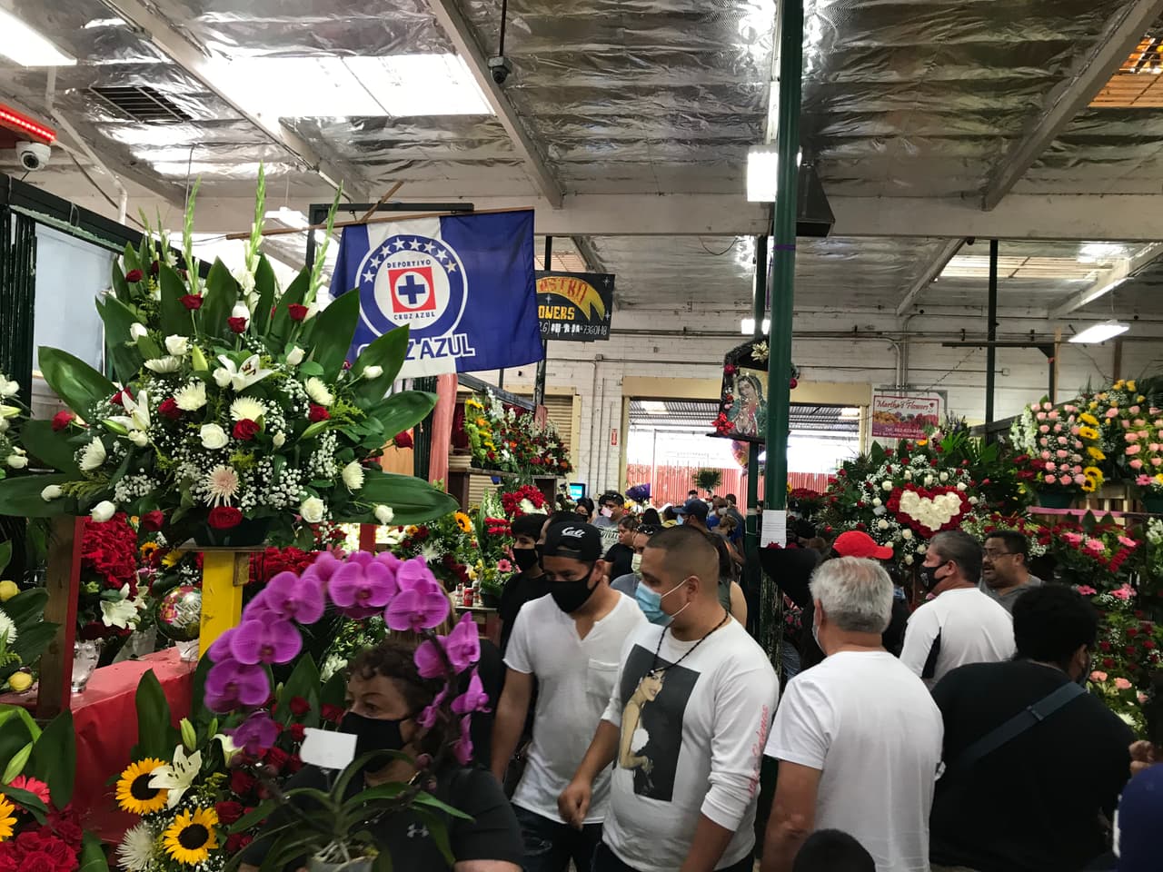 Sin embargo, en otros establecimientos fue difícil cumplir el distanciamiento social, pero el uso de mascarillas si fue notorio en todo momento.