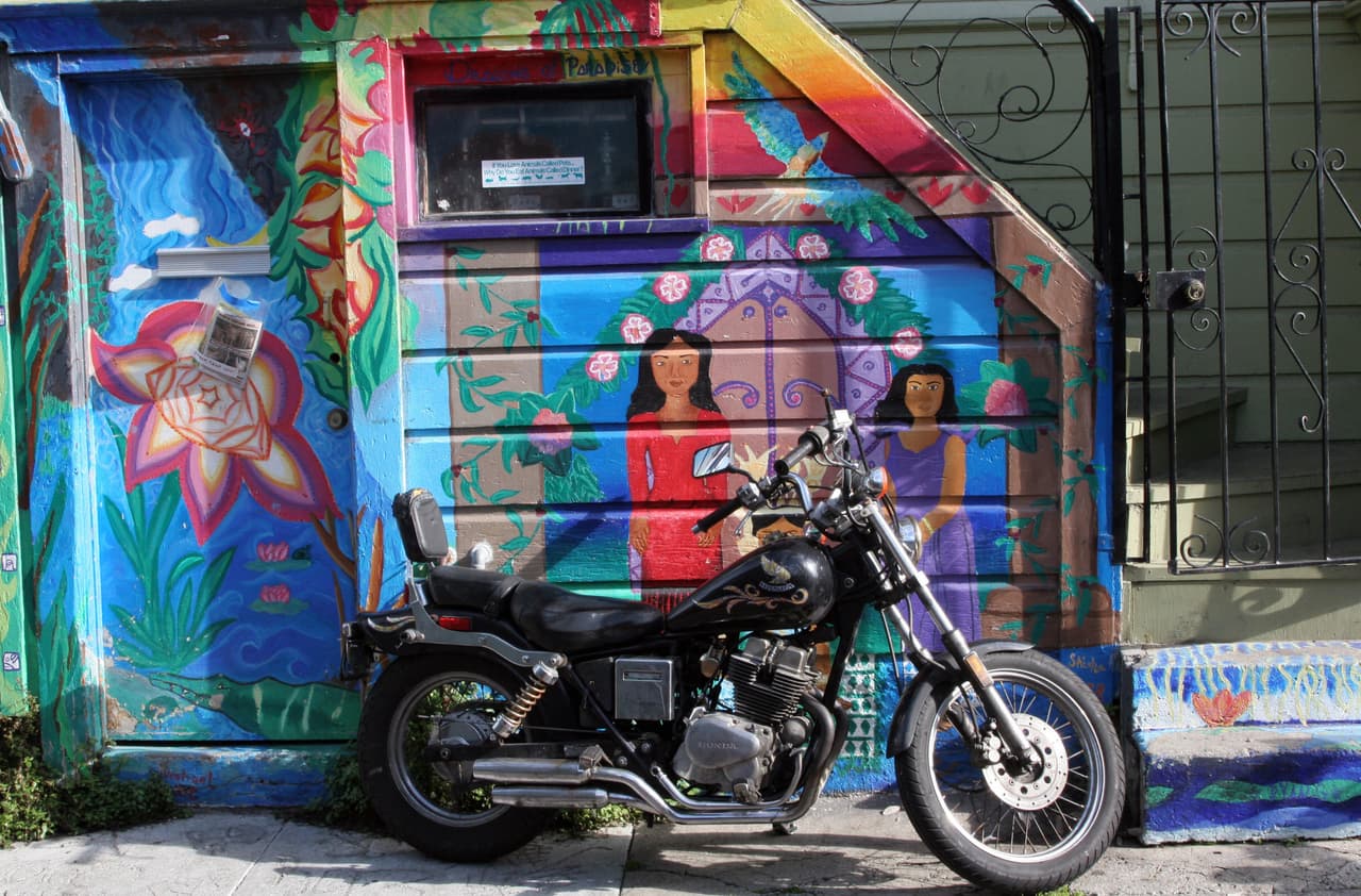 <h3 class="cms-H3-H3"><b>10. Expresiones culturales</b></h3>
<br>Si buscas expresiones culturales puedes visitar el Distrito de la Misión, en San Francisco, donde además hay tiendas y restaurantes, por si quieres invitar a comer o cenar a tu pareja. Encontrarás muchas cafeterías, bares y tiendas de ropa en la calle Valencia.
<br>