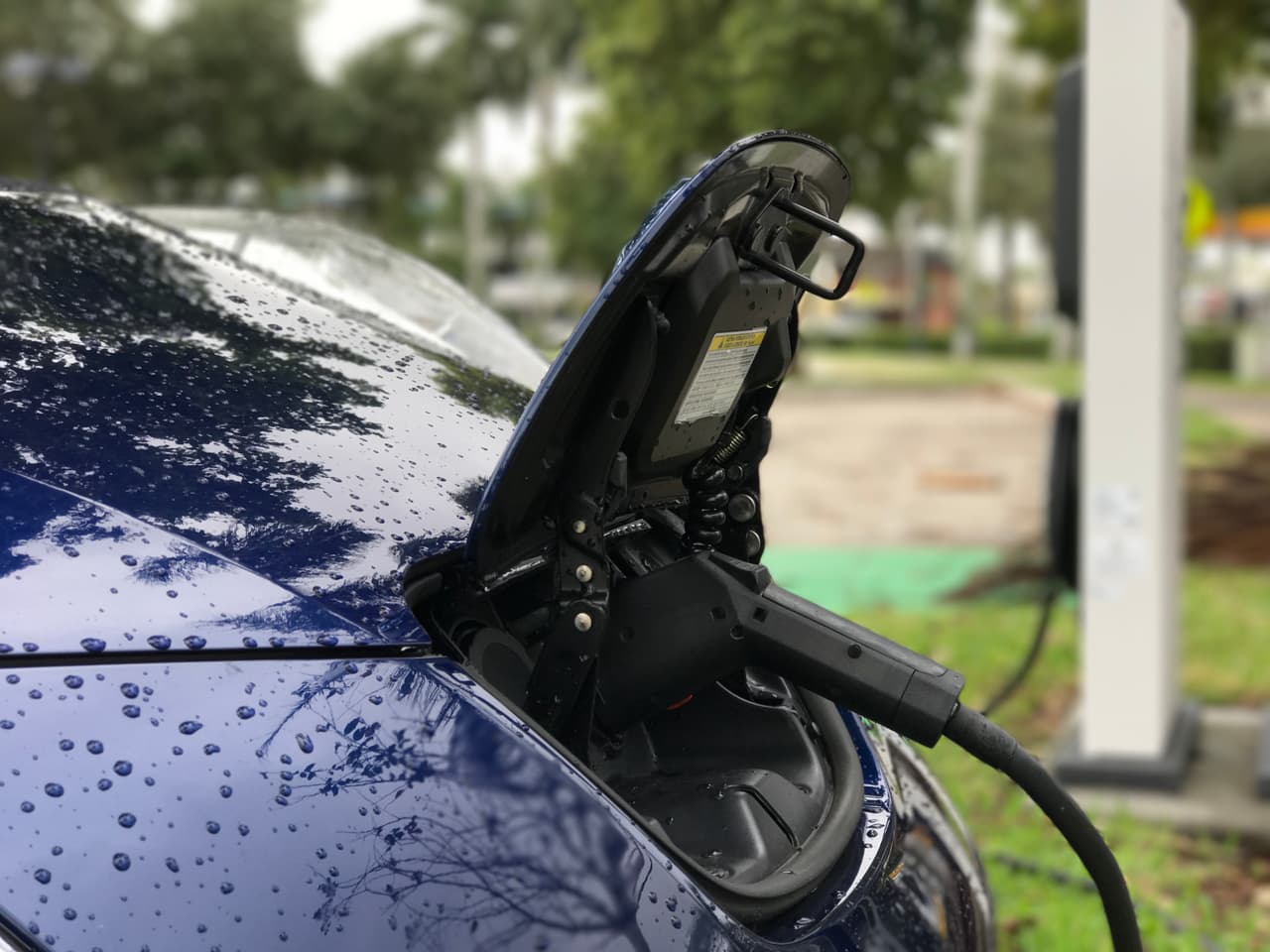 Los editores automotrices de 
<b><a href="http://autos.univision.com" target="_blank">Univisión Autos</a></b>, basados ambos en Miami, Florida, la capital automotriz extraoficial del sur de Estados Unidos, tuvimos la oportunidad de probar un 
<b>Nissan Leaf SL 2016</b> por tres semanas. El pequeño eléctrico estuvo una semana en manos de 
<b><a href="http://www.univision.com/temas/jaime-gabaldoni" target="_blank">Jaime Gabaldoni</a></b> y dos semanas en manos de este servidor. Lean todos los detalles de esta aventura en el 
<b><a href="http://www.univision.com/noticias/nissan/tres-semanas-con-un-auto-electrico" target="_blank">artículo correspondiente</a></b>.