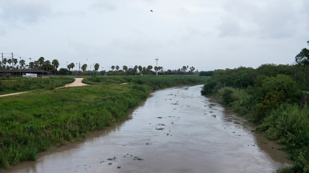 Rescatan a 14 personas atrapadas en el río Grande y las autoridades buscan a uno más