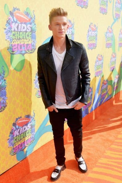 La estrella juvenil Cody Simpson llegó a los Kids Choice Awards con un 'look' de galán rockero clásico que conquistó a más de dos corazones.