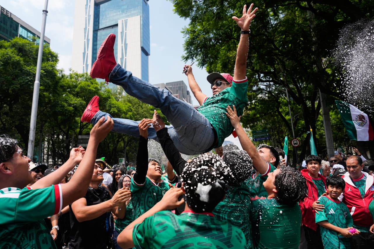 Los aguaceros no impidieron, sin embargo, que miles de aficionados se aglomeraran desde horas de la mañana en el céntrico Monumento a la Independencia, conocido como el “Ángel”, que es el epicentro de la fiesta futbolística mexicana.