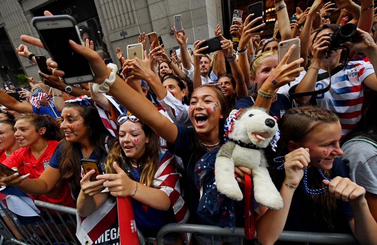 Megan Rapinoe, Alex Morgan, Julie Ertz, Allie Long, Carli Lloyd y compañía vivieron este miércoles una jornada especial en Nueva York durante el desfile de campeonas del mundo con el Team USA. Cientos de aficionados salieron a las calles de la Gran Manzana para saludar a sus heroínas.