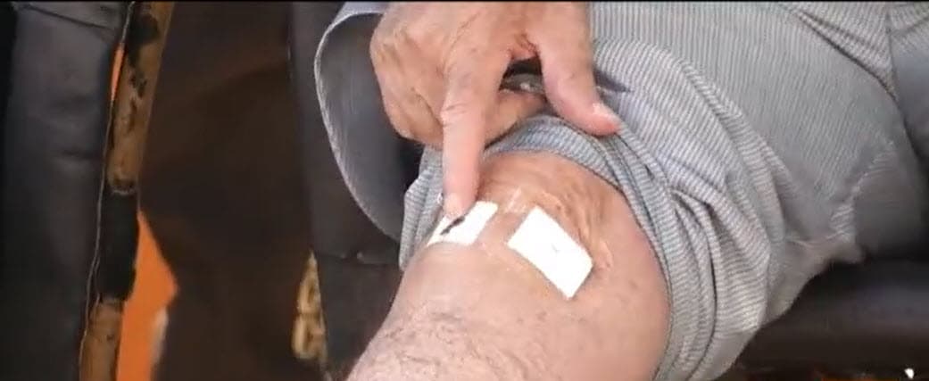 Sin embargo, ese año sufrió otro descalabro en su salud. En noviembre, Vicente Fernández Jr. dio a conocer que su famoso padre
<b> se había lesionado la rodilla</b> y que fue operado de emergencia en Texas. Ahí estuvo dos meses en rehabilitación.
<br>