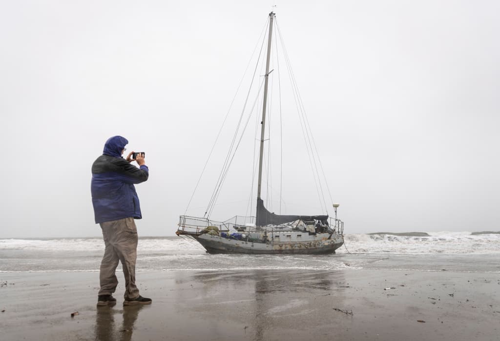 Stephen Wheeler, residente en el condado, iba caminando por la playa cuando le sorprendió lo que dejó allí el fuerte oleaje.