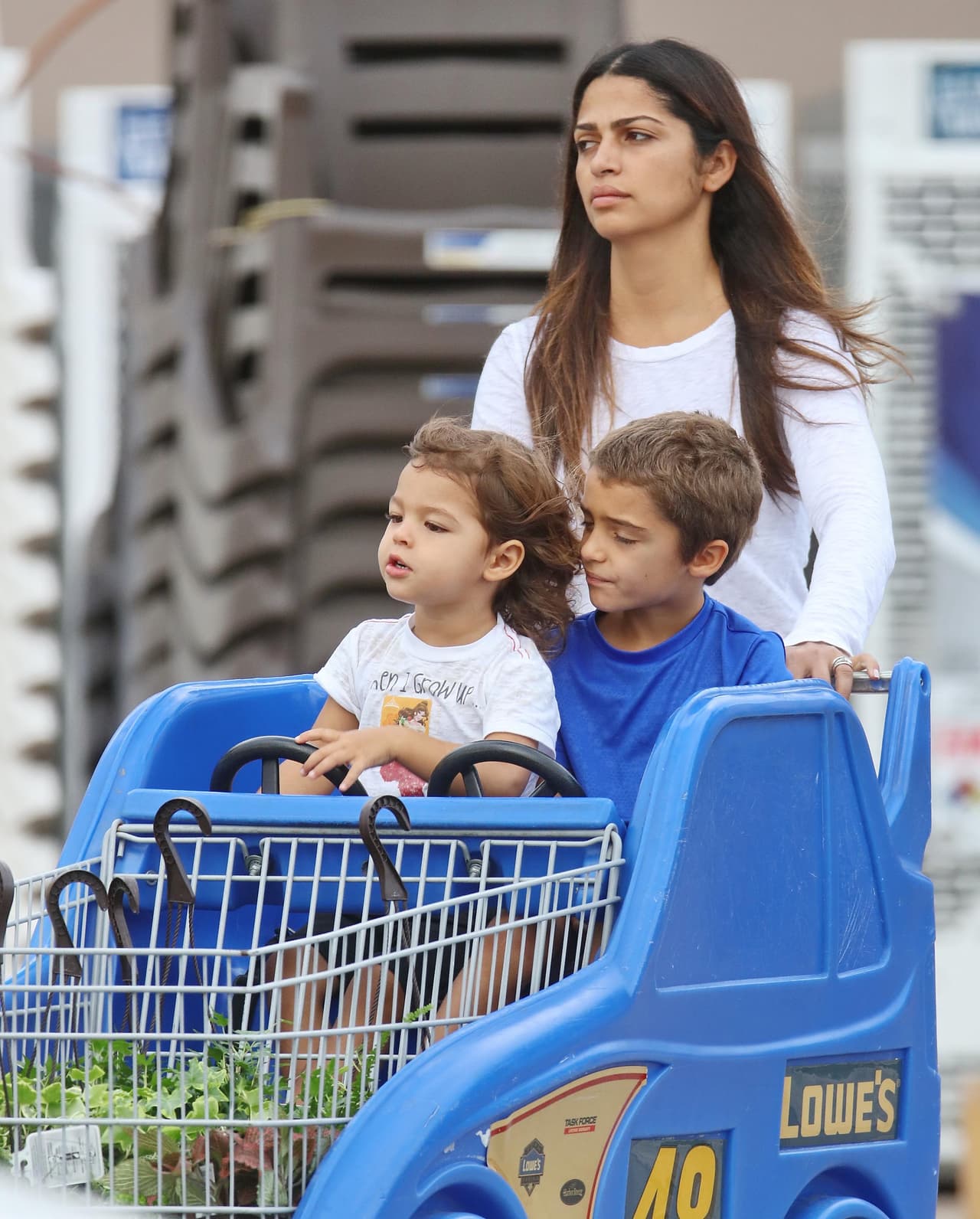 Camila Alves se fue a hacer el 'súper' con sus dos pequeñines.