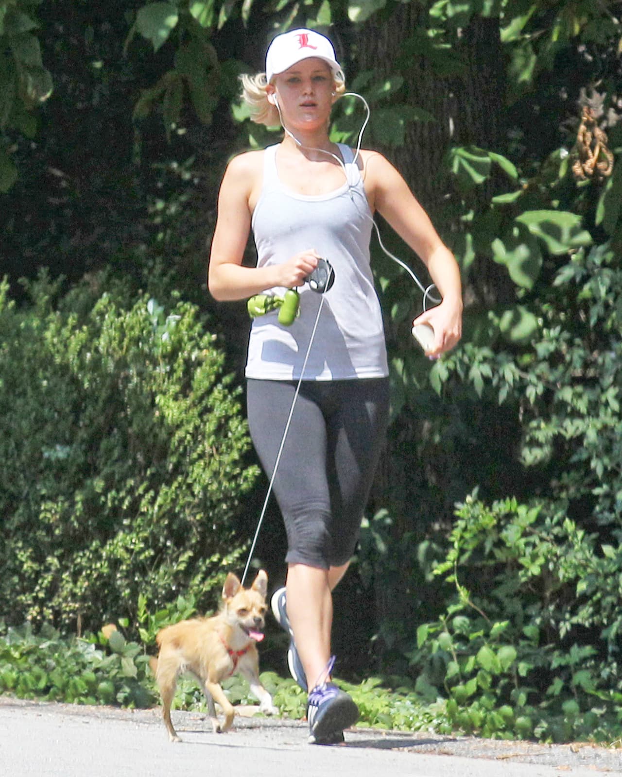 Jennifer Lawrence aprovechó y corrió con su perrito.