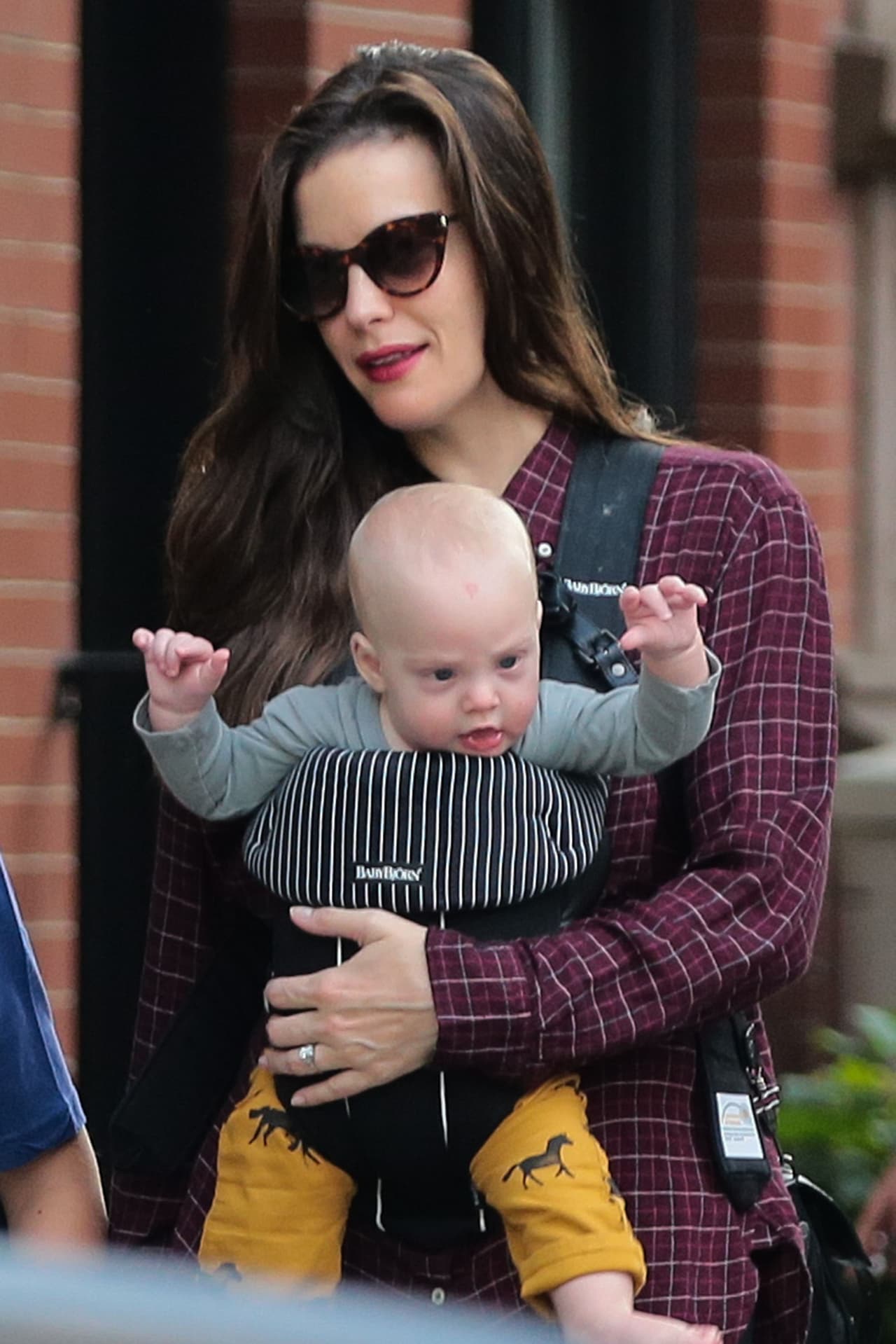 Liv Tyler nos presenta a su encantador bebé.