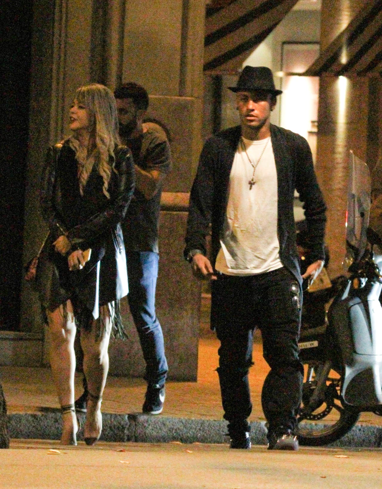 Neymar fue pillado con una chica misteriosa en pleno 'date'.