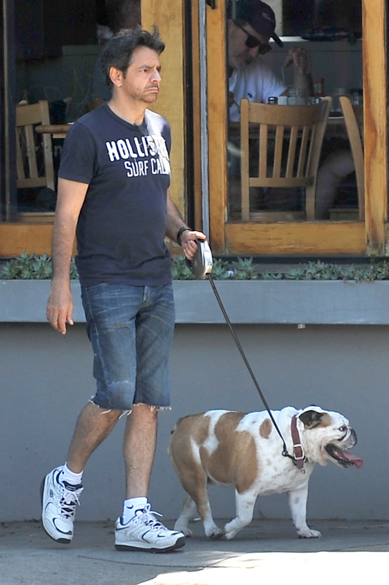 Eugenio Derbez paseando a su perrito.