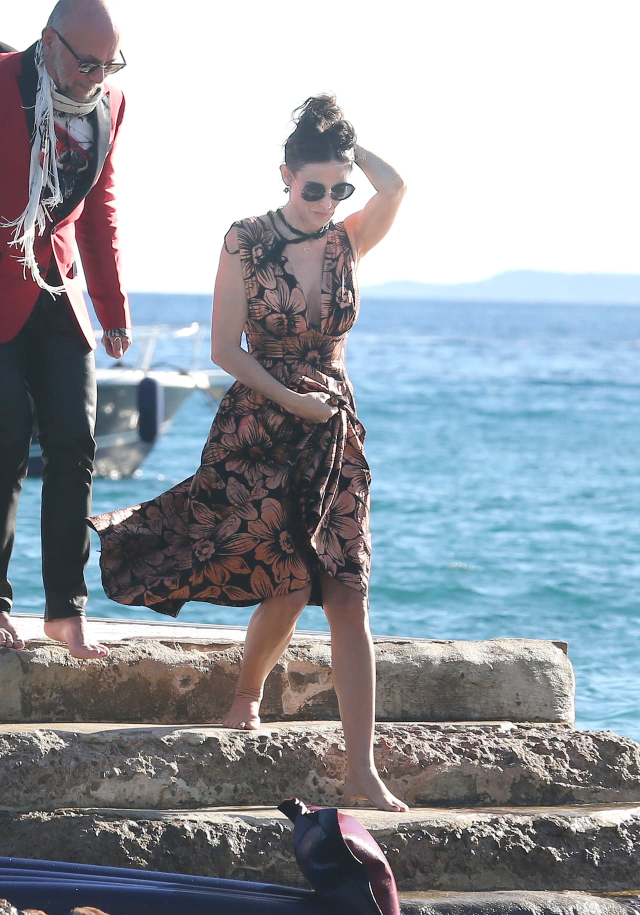 Demi Moore a punto de tomar un paseo en bote.