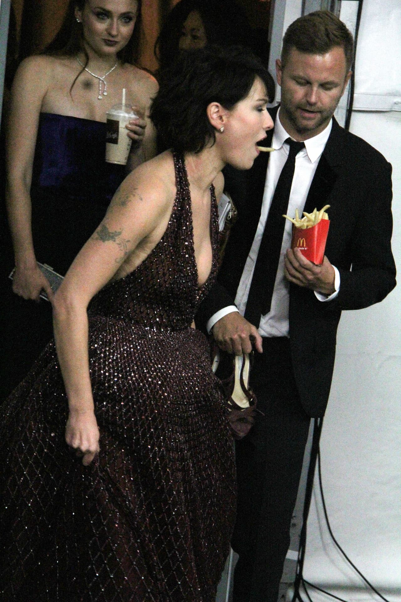 ¿Hambre? Lena Headey comió 'french fries' antes de hablar con la prensa en el Emmy.