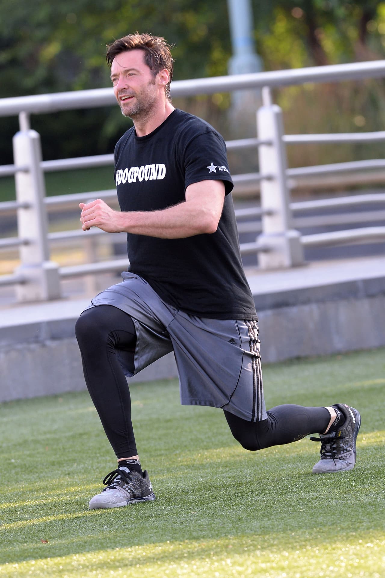 Hugh Jackman hasta haciendo ejercicio se ve genial.