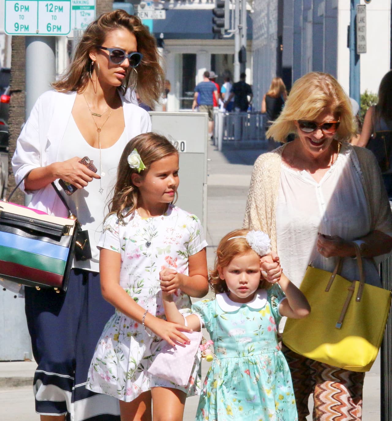 Jessica Alba salió a pasear con sus dos nenas.