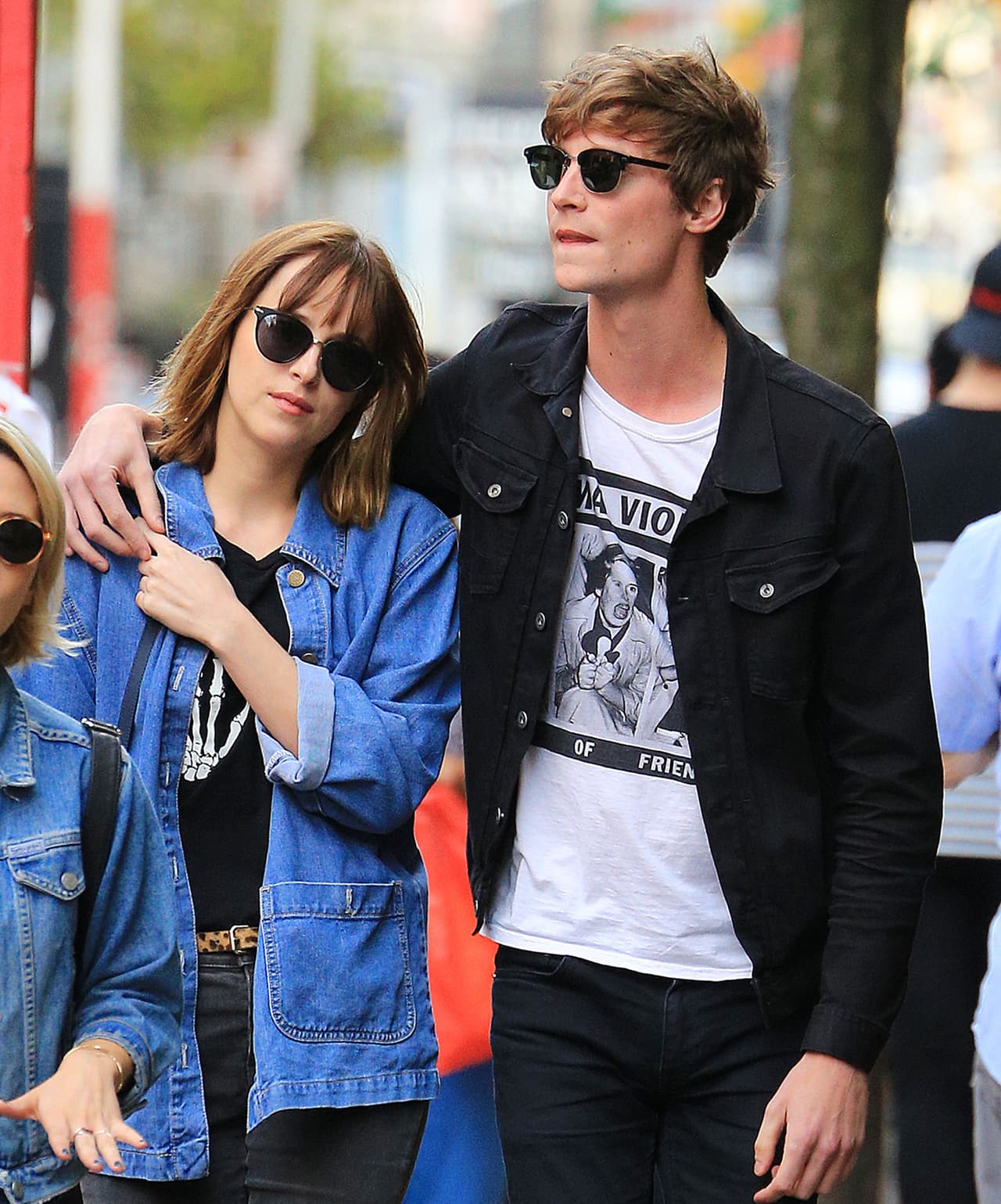 Dakota Johnson paseando muy cariñosa con su novio.