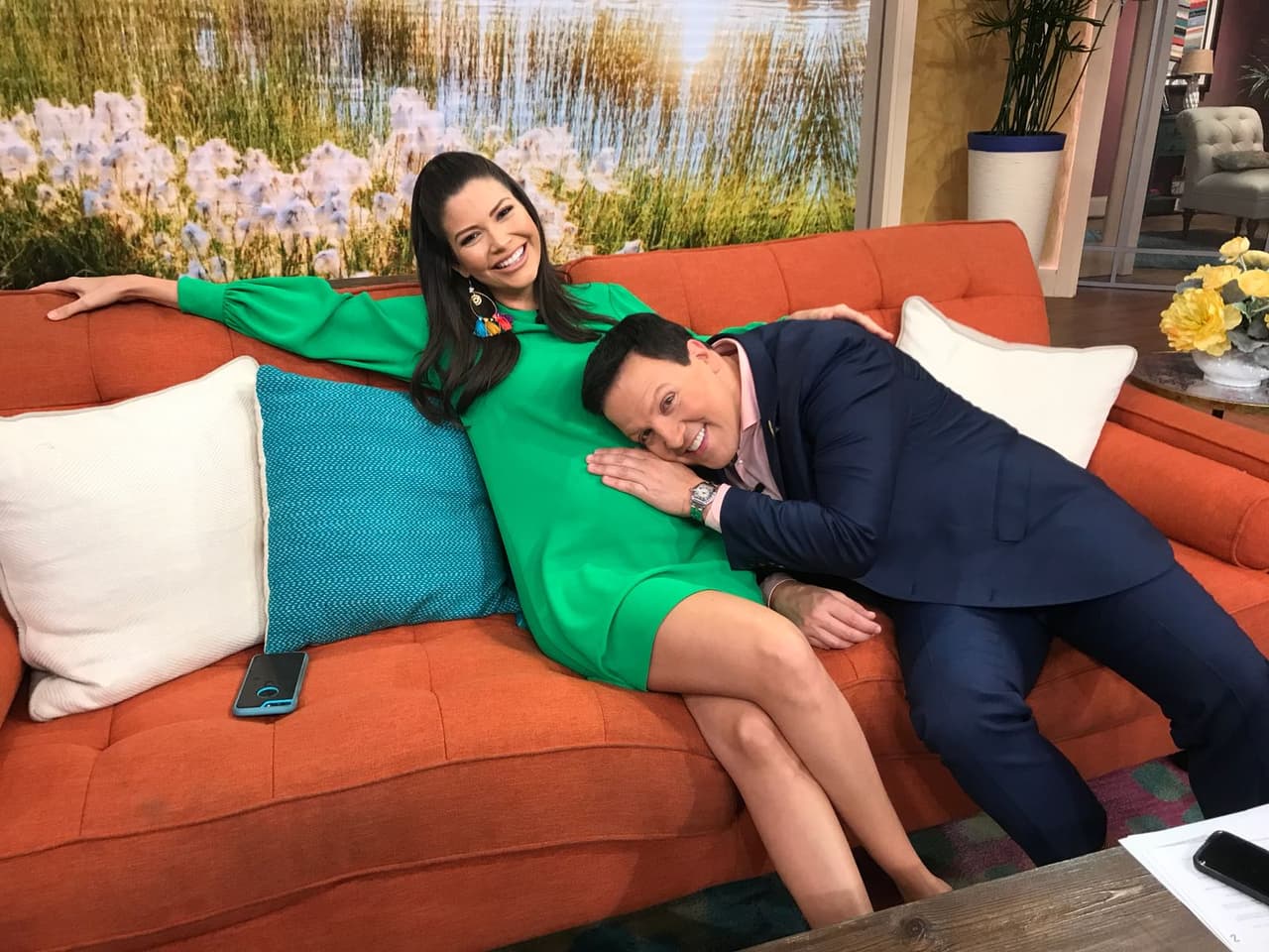 Raúl González quería sentir al bebé de Ana, que ya se mueve mucho.