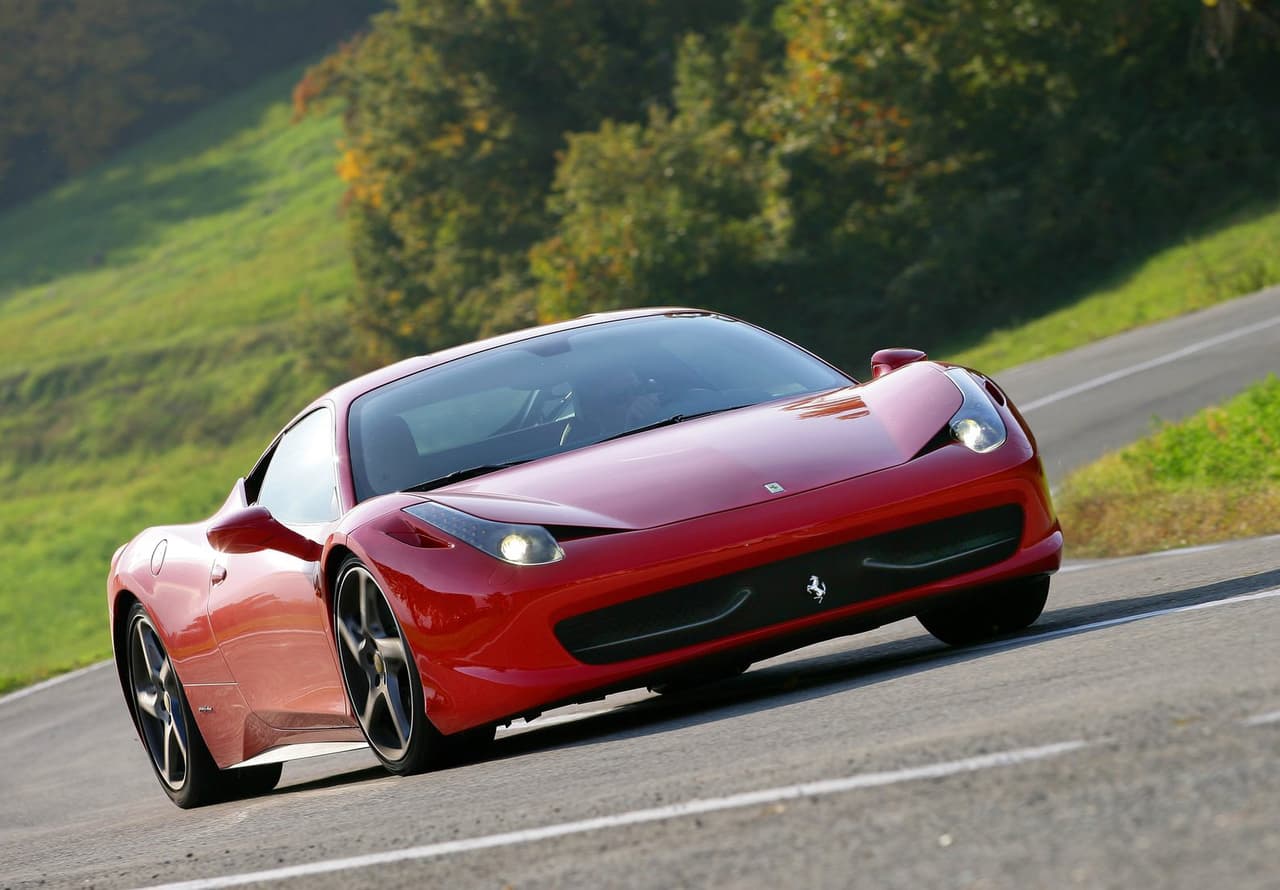<h3 class="cms-h3-H3">Ferrari 458 Italia</h3>
<br>El caso del Ferrari 458 Italia sonó mucho entre los medios en el 2010, ya que este superdeportivo se incendiaba espontáneamente. Investigaciones concluyeron que la causa fue un adhesivo muy inflamable que unía el paragolpes trasero, el cual se prendía por el calor generado en el sistema de escape. En respuesta, Ferrari anunció ese año un llamado a revisión de 1,248 autos en todo el mundo, para resolver el problema.