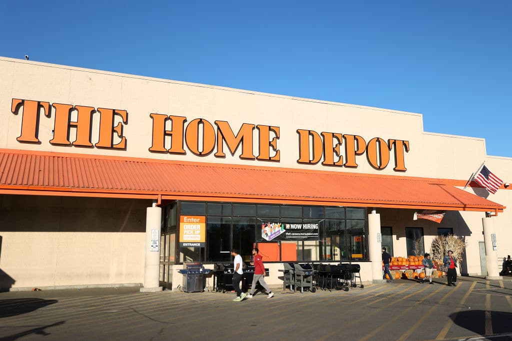 <h2 class="cms-H2-H2">The Home Depot</h2>
<br>
<br>
<b>- Acción de Gracias:</b> Los almacenes de Home Depot estarán cerrados en Thanksgiving.
<br>
<br>
<b>- Black Friday: </b>Al día siguiente, en el Black Friday, abrirán desde las 6:00 am.