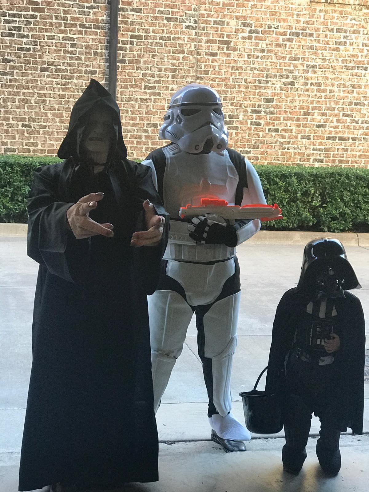 A pesar del frío los niños salieron a las calles a pedir los tradicionales dulces de Halloween.
