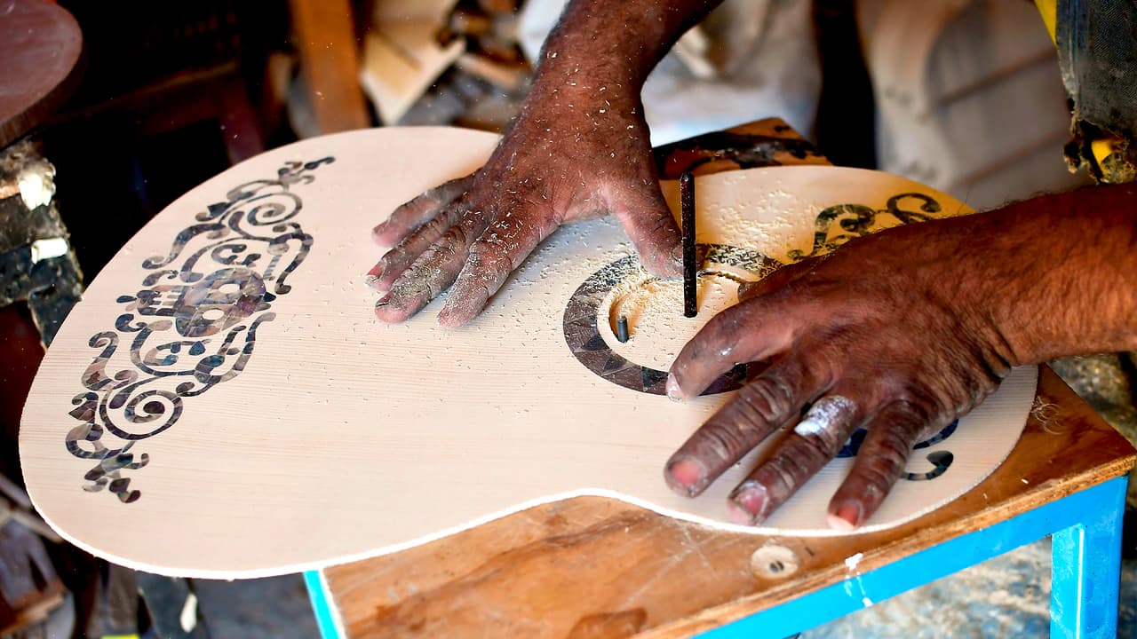Así se fabricó la guitarra como la que tiene Luis Ángel. 
<b>Mira el video para ver todo detalle.</b>