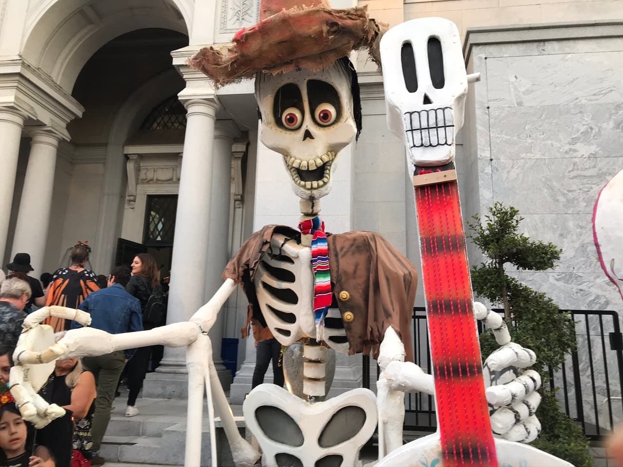 Además de los altares, el festival también ofrece un puesta de arte en uno de sus panteones más grandes.