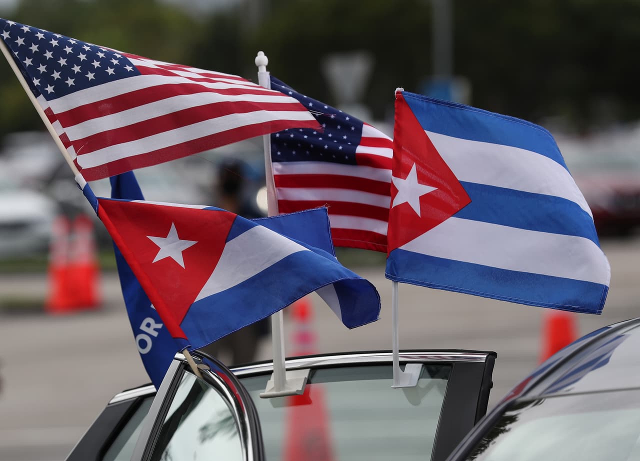 Mayoría de cubanos en Florida quieren mantener las sanciones de Trump a la isla