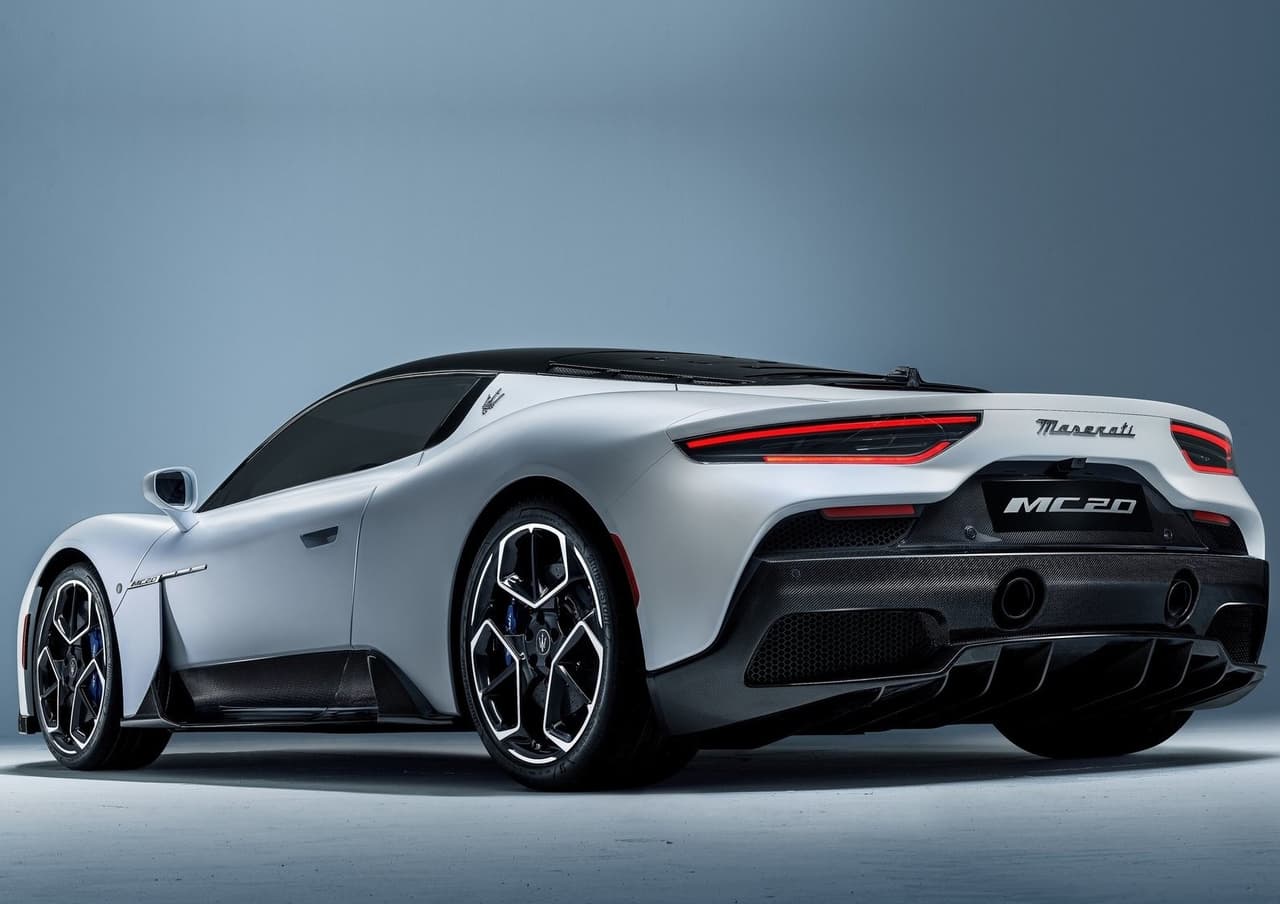 Esta potencia es enviada a las ruedas traseras a través de una transmisión automática de ocho velocidades y doble embrague.