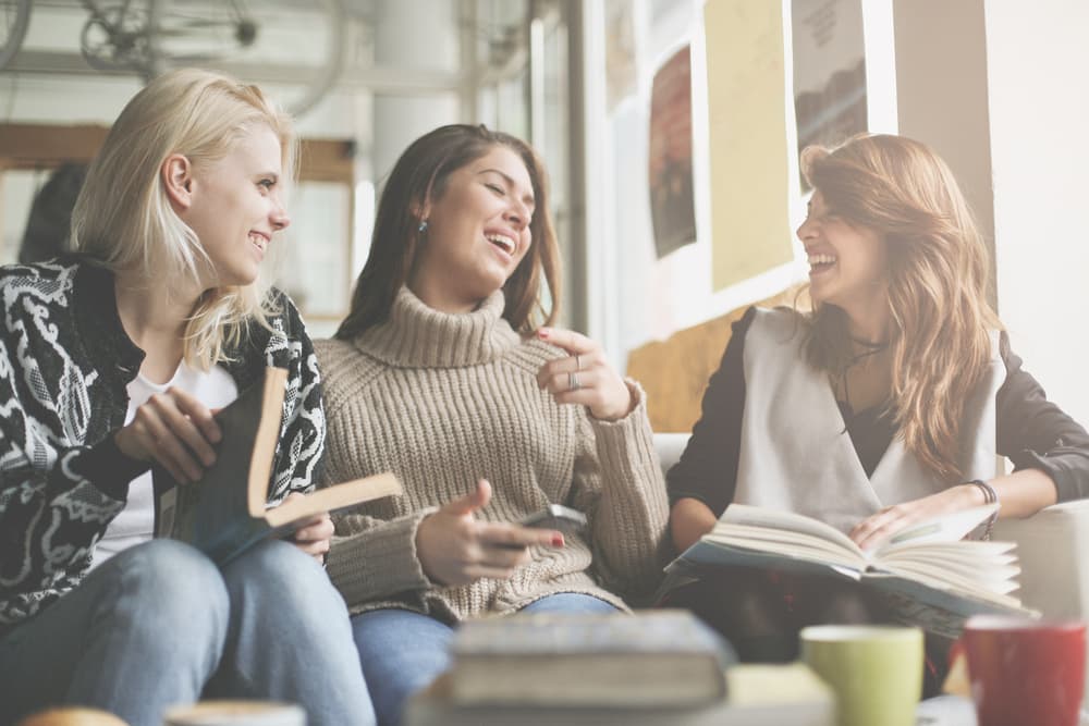 <b>Géminis</b>
<br>
<b>Tu principal error: Hablar demasiado</b>
<br>Te rige Mercurio, el planeta más cercano al Sol y el que influye sobre las comunicaciones. No hay duda que eres muy ágil de mente, inteligente y versátil lo cual te gana muchos amigos.