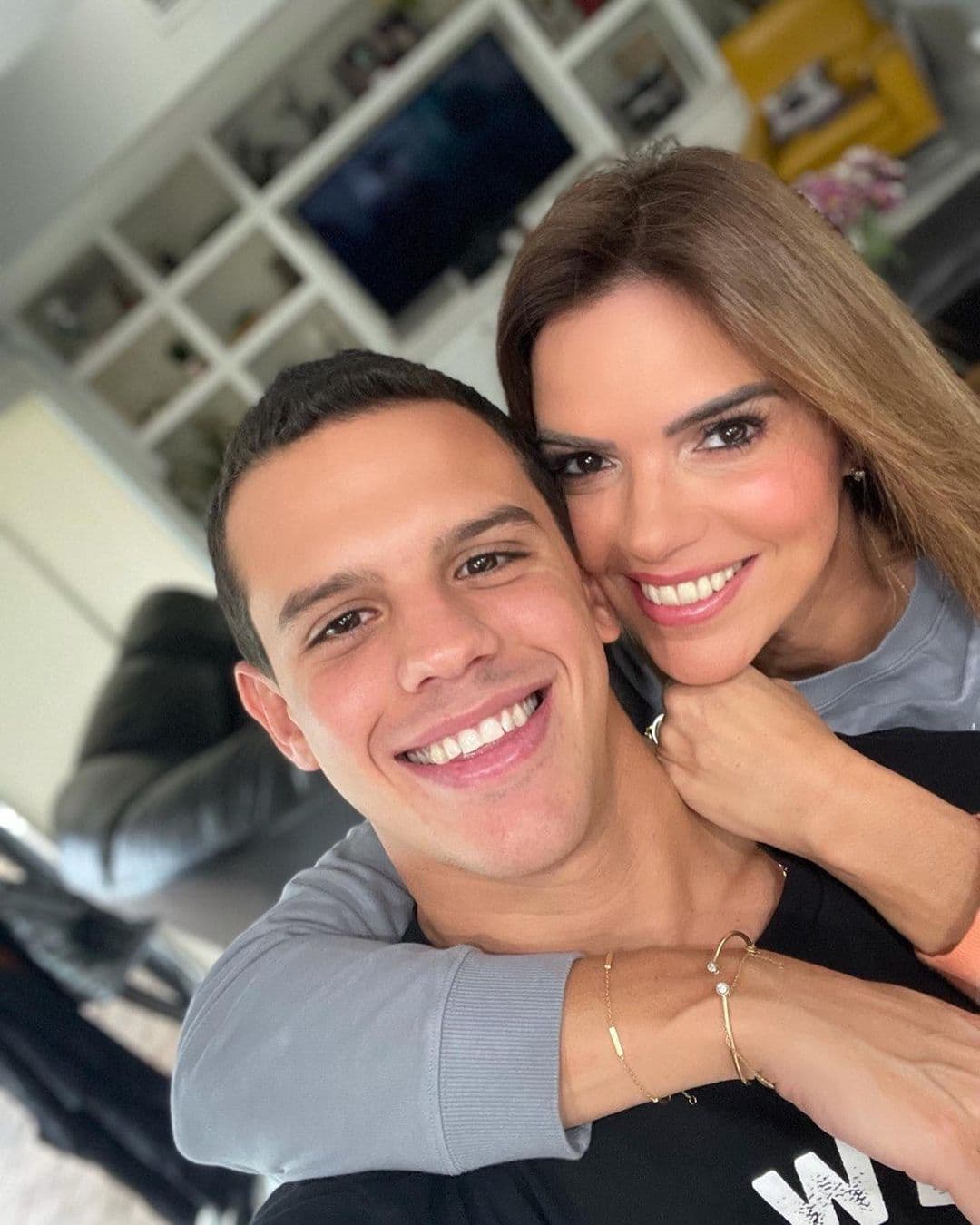 Díaz confesó su tristeza en la red social, pero sabe que 
<b>"los hijos son prestados" </b>y Juan Daniel es el primero en partir.
<br>