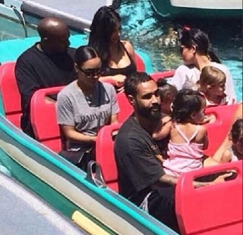 Las cámaras captaron a Kim y Kanye divirtiéndose como niños arriba de las atracciones del lugar.
