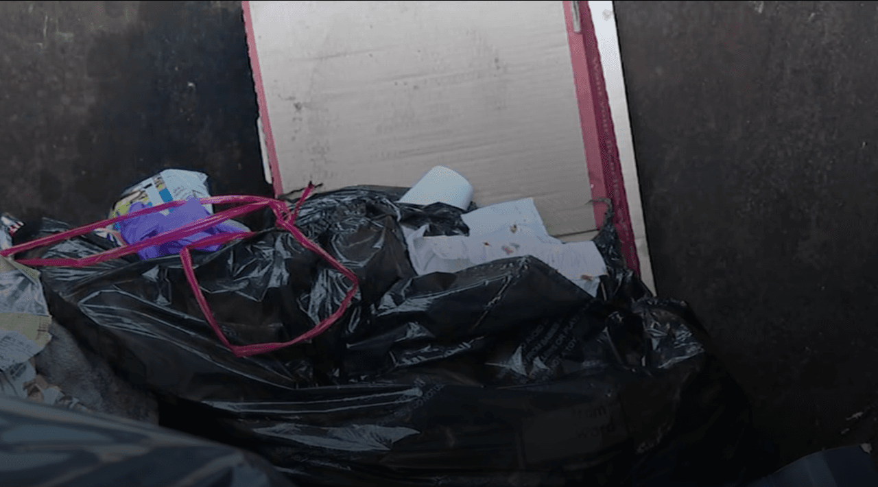 Hallan a bebé en contenedor de basura en Greenville; soportó temperaturas de 40 grados Fahrenheit