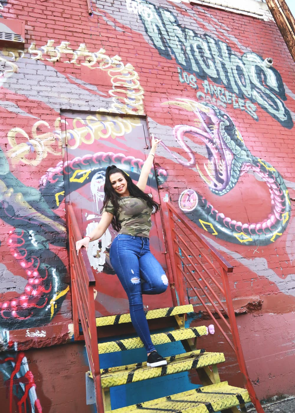 <b>Carla Medrano</b> hizo una parada para posar frente a este graffiti del artista australiano 
<b>Nychos</b>, quien tuvo la oportunidad de trabajarlo durante su visita a Los Ángeles para presentar su documental 
<b>'The Deepest Depths of the Burrow'</b>.