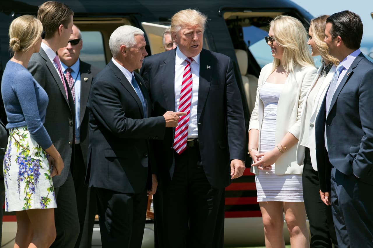 Mike Pence recibe a Donald Trump en Cleveland este miércoles./AP