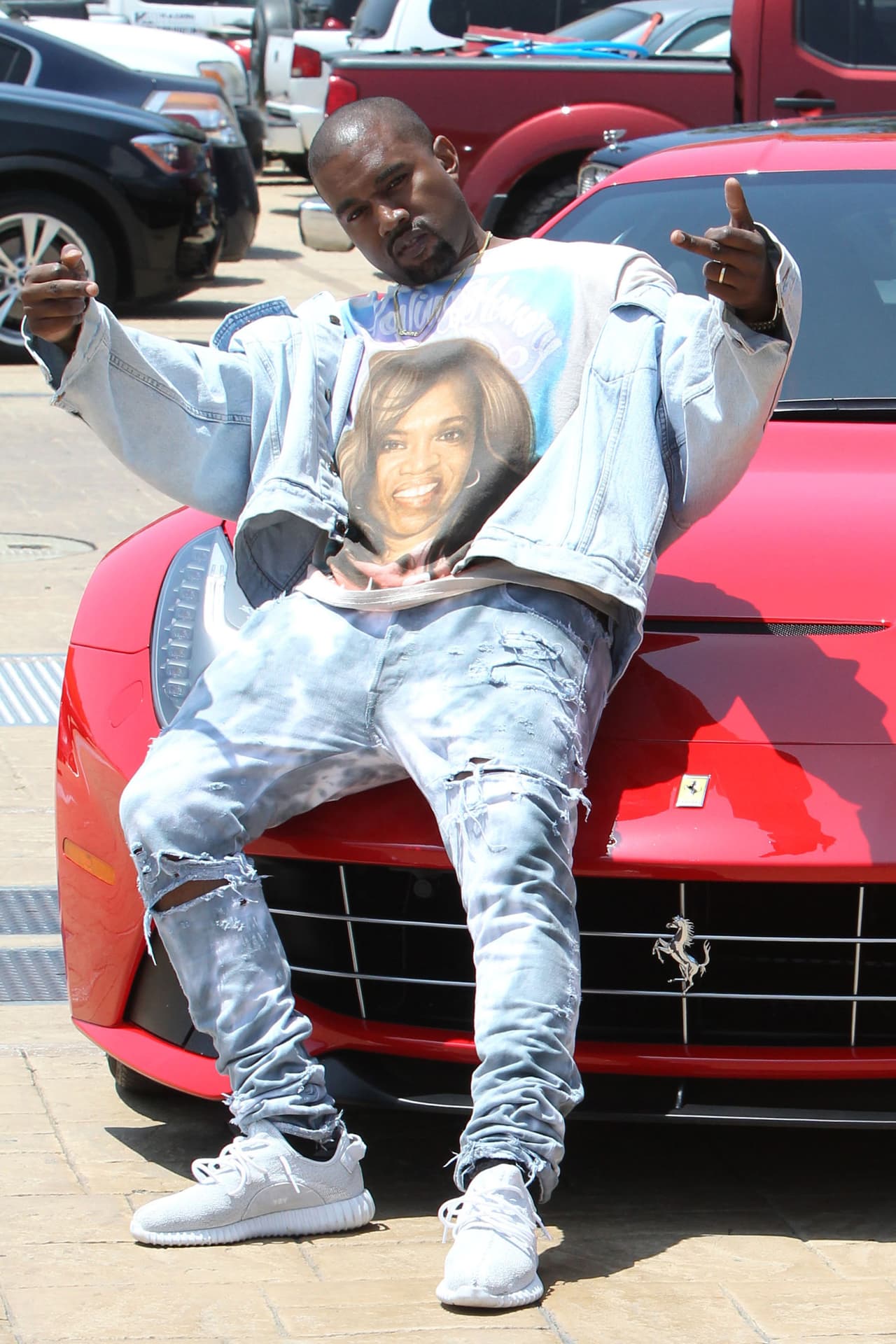 "Si es cierto eso de “olvidar y dejar de odiar”, comienza a lidiar con los hechos", escribió el Dr. Adams. "Tal vez podrías poner la foto de tu primo en tu próximo álbum. No pongas mi foto reclamando que se trata de amor. El amor lidia con la verdad".