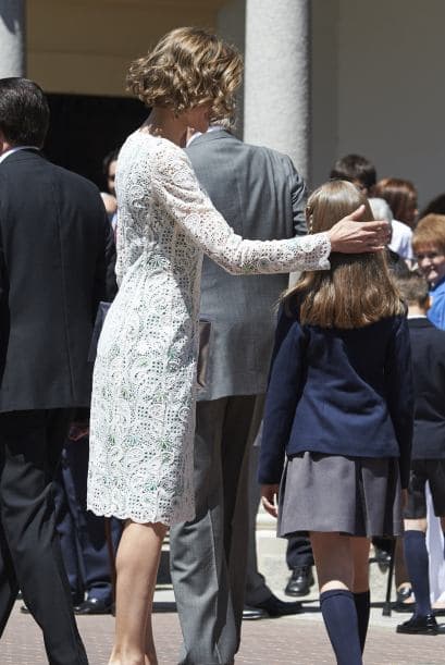 Las miradas se centraron en sus zapatos, uso una sandalia peep-toe destalonada, hecha de vinilo trasparente, specchio plata en la plataforma y metacrilato en el tacón de 10 centímetros.