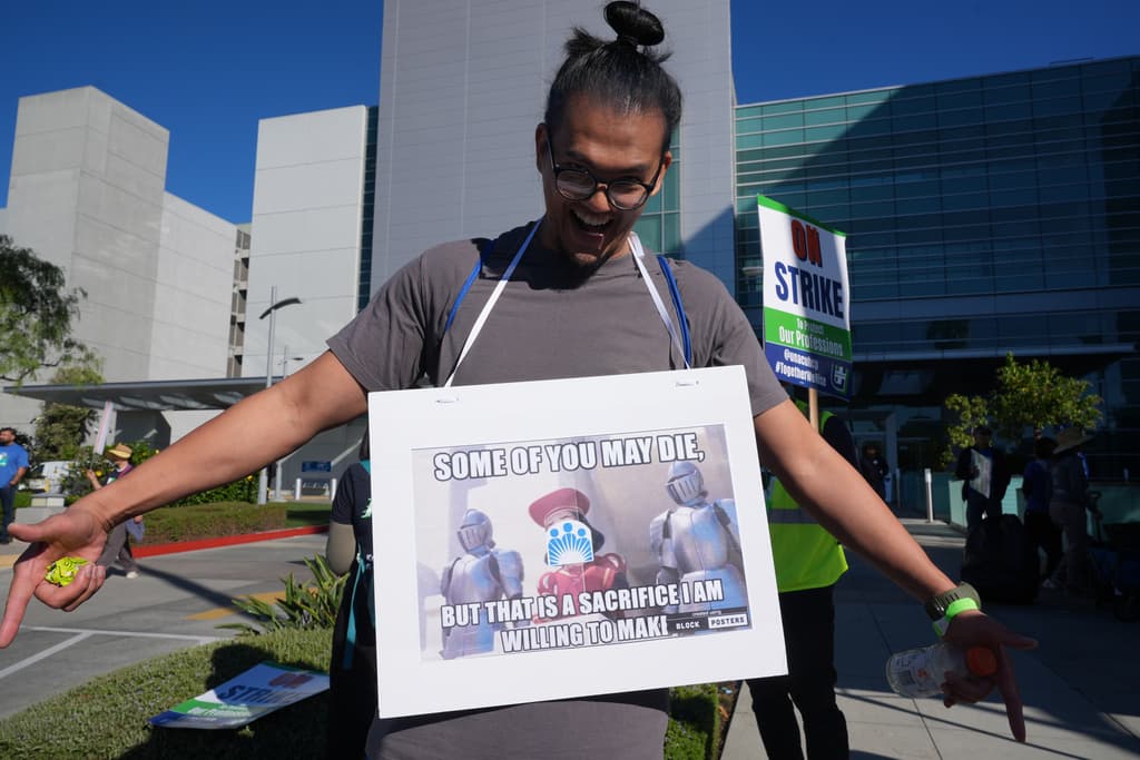 Kaiser Permanente, con sede en Oakland, California, opera 600 consultorios médicos y 40 hospitales. Su plan de salud sin fines de lucro atiende a 12.6 millones de personas en Estados Unidos.
<br>
<br>La compañía indica que los empleados representados ganan, en promedio, 16% más que sus compañeros en otras instituciones. Kaiser señala que satisfacer las demandas salariales requeriría aumentar las tarifas para clientes.
<br>