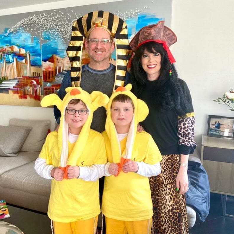 Sarah confesó que su familia se ha adaptó fácilmente: "Mis hijos perfecto (Yehuda y Akiva de 8 años), les encanta, mi esposo jamás imaginó que podría vivir tan feliz en Jerusalén", contó. 
<br>